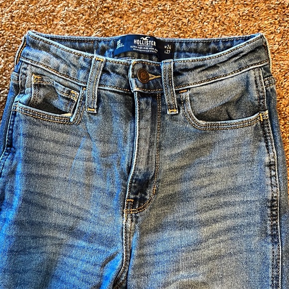 Women’s Hollister ultra high rise mom jeans sz 24R or 0R - Picture 2 of 3
